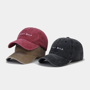 Tre cappellini in cotone lavato con ricamo STAY WILD nei colori bordeaux, marrone e nero