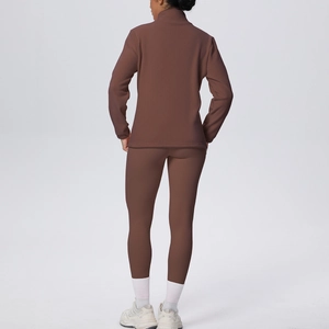 Vista posteriore di un set da yoga marrone scuro con leggings a vita alta e giacca