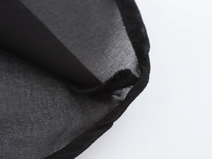 Détail du tissu noir transparent avec une couture d'ourlet roulé de haute qualité