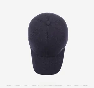 Draufsicht auf eine Winter-Baseballkappe mit Plüschfutter und Metall-Logo-Detail