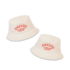 Chapeau bob en toile beige avec broderie rouge Health Is The New Wealth stylée