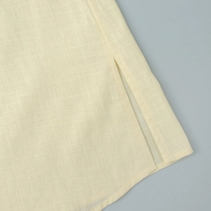 Détail de la fente latérale sur un haut d'été en lin respirant avec couture nette