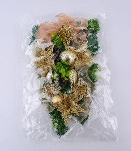 Detailansicht eines festlichen goldenen Weihnachtskranzes in schützender Kunststoffverpackung