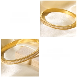 Dettaglio di un bracciale in acciaio inossidabile placcato oro 18k con zirconi rettangolari