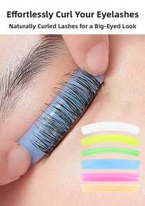 Gros plan d'un coussinet de rehaussement de cils en silicone bleu sur la paupière