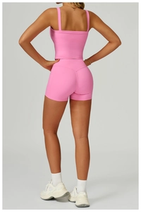 Vue arrière d'un ensemble de yoga rose avec brassière dos nu et short de sport taille haute