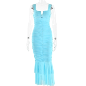 Robe à fines bretelles bleu ciel, coupe moulante froncée et ourlet sirène à volants