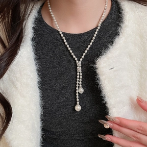 Detail of Y-shaped pearl necklace with long tassel design and large water drop pendants