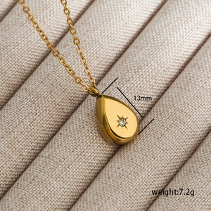 Detail der goldenen Wassertropfen-Halskette mit Zirkon-Inlay, Gewicht 7,2 g und 13 mm Größe
