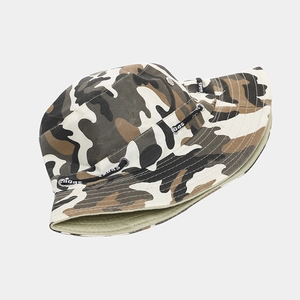 Details des Camouflage-Anglerhuts mit atmungsaktiven Ösen und SPORT-Kordelzug