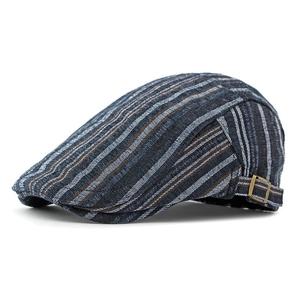 Détail de la casquette plate rayée montrant la texture laine et la boucle métallique