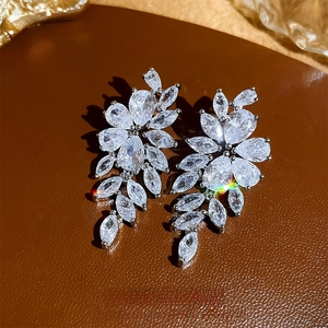 Orecchini Pendenti Con Nappine A Foglia E Zirconi Con Perno In Argento 925 Sterling Per Donna