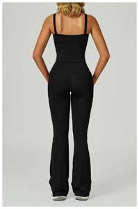 Vue arrière d'un ensemble de yoga noir avec débardeur dos nu et pantalon évasé taille haute