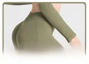 Dettaglio del set yoga a coste senza cuciture verde oliva con vita alta modellante