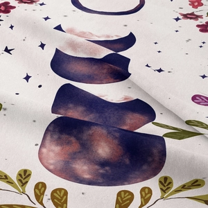 Détail de la tapisserie phases de lune montrant les motifs floraux et le tissu