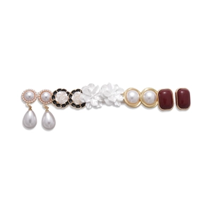 Élégant ensemble de 10 boucles d'oreilles fleuries et perles avec détails en résine