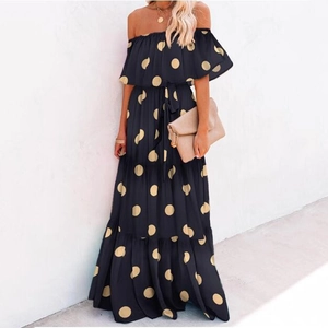 Dunkelblaues Off-Shoulder-Maxikleid mit Punkten, Rüschensaum und passendem Bindegürtel