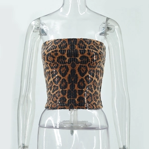 Gros plan des paillettes à motif léopard sur un haut bustier marron pour femme