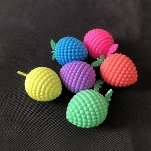 Details von bunten Spielzeugbeeren aus Kunststoff mit Texturen in sechs Farben