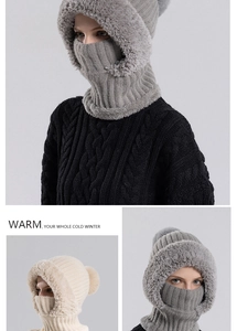 Détail d'un bonnet d'hiver tricoté pour femme avec doublure polaire et fourrure