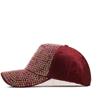 Dettaglio cappello bordeaux con strass iridescenti e trama in cotone mercerizzato liscio