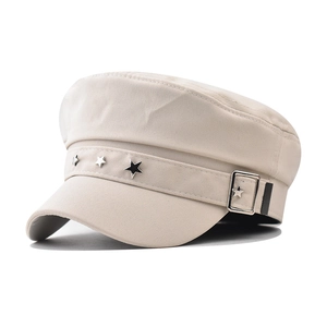 Casquette de marin beige en coton avec rivets étoiles argentés et boucle métal