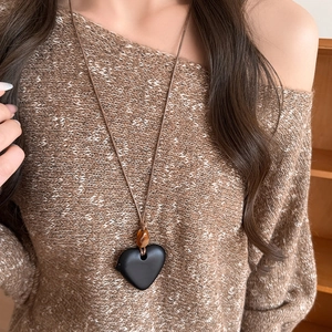 Collier rétro avec pendentif cœur en pierre noire mate et cordon marron