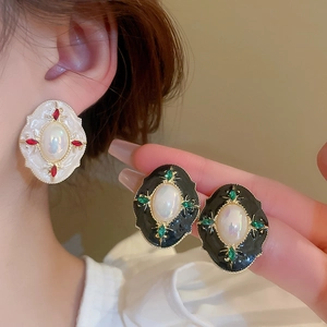 Gros plan détaillé de boucles d'oreilles vintage style palais avec perles et cristaux