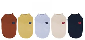 Détail de maillots de corps pour chiens en plusieurs couleurs et maille confortable