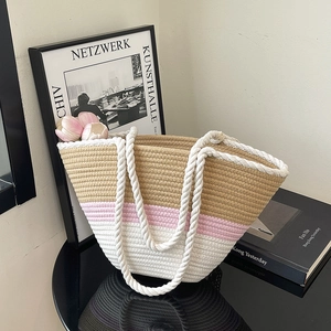Grand sac cabas en paille tissée avec empiècements rose et beige pour plage en été
