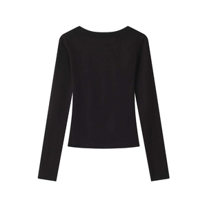 Détail du t-shirt noir à manches longues en modal doux avec coupe ajustée et col en V