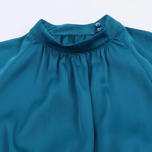 Robe midi en satin bleu paon avec col montant et détails plissés élégants au cou