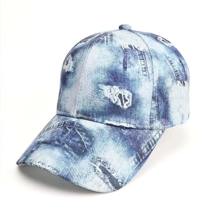 Κοντινό πλάνο της ψηφιακής εκτύπωσης denim σε βαμβακερό καπέλο ηλίου μπέιζμπολ