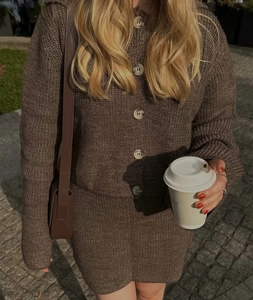 Ensemble cardigan et jupe en maille marron avec sac à bandoulière en cuir en plein air