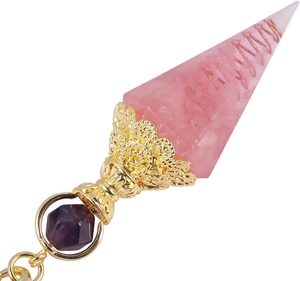 Detail eines rosa Kristallpendels mit goldener Metallkappe und kleiner lila Amethystperle