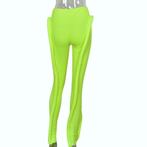 Detail der neongrünen gerippten Leggings mit gerafften Seitennähten und Stretchgewebe