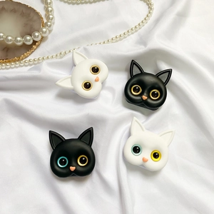 Dettaglio di supporti 3D per telefono a gatto con occhi eterocromi su raso bianco