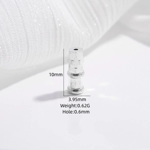 Dettaglio macro della chiusura a vite in argento S925 con misure precise delle dimensioni