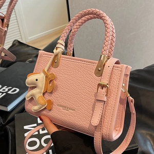 Sac Bandoulière Femme Mode Cuir PU Motif Crocodile Poignée Tressée Avec Pendentif Cheval Sac Main Fourre-tout