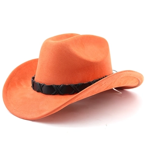 Détail macro du chapeau de cowboy en daim orange avec ruban en cuir tressé noir