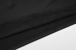 Nahaufnahme der hochwertigen Nähte und Polyester-Textur an einem schwarzen Bodycon-Kleid