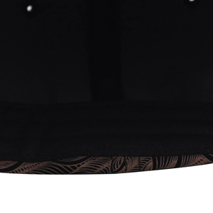 Gros plan d'une casquette de baseball à losanges avec texture cuir marron et couture précise