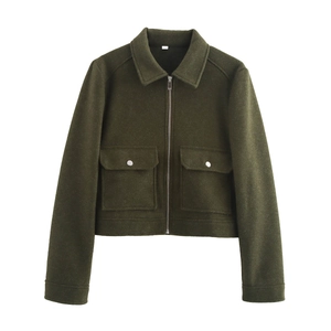 Vue à plat d'une veste en tweed vert olive avec col, fermeture éclair et grandes poches plaquées