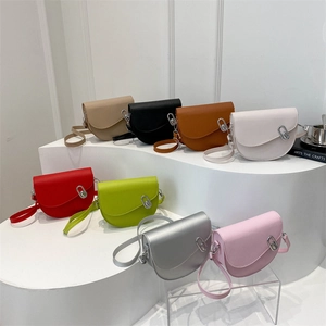Sacoche selle minimaliste pour femme en huit coloris élégants sur un piédestal blanc épuré