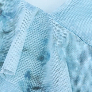 Macro di tessuto a rete azzurro con motivo stampato e dettagli delle cuciture
