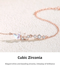 Détail du pendentif papillon en or rose avec zircons cubiques sur une fine chaîne argent