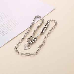 Collier multicouche en acier titane avec perles et pendentif cœur sur chaîne à billes