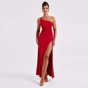 Detail des roten One-Shoulder-Kleides mit elegantem Seitenschlitz und geraffter Taille
