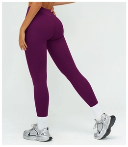 Détail du legging de yoga taille haute prune avec fronces et effet push-up sculptant