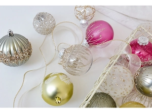 Dettaglio di palline di Natale da 8 cm con texture glitterate, opache e a coste